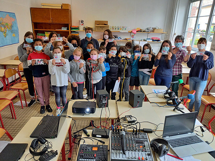 Les enfants de la classe de CM1-CM2 de Mme Rieu et M. Roos enregistrent une émission de radio