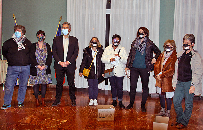 Remise de masques inclusifs au salon d'honneur de l'Hôtel de Ville © M. Arbogast