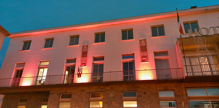  La façade orangée de l'Hôtel de Ville, dans le cadre de la campagne 2020 de lutte contre toutes les violences faites aux femmes