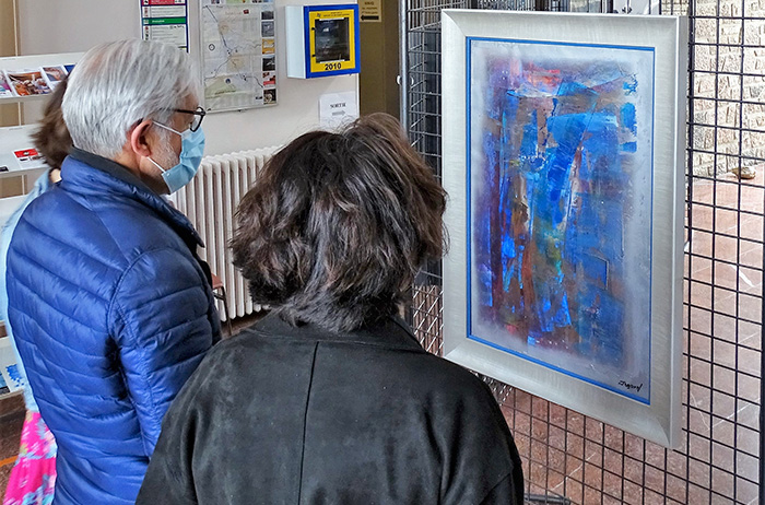 L'artiste accompagné par Mme Denat-Pince, 1ère adjointe et Mme Jévrémovic, conseillère municipale, lors de l'accrochage de ses œuvres