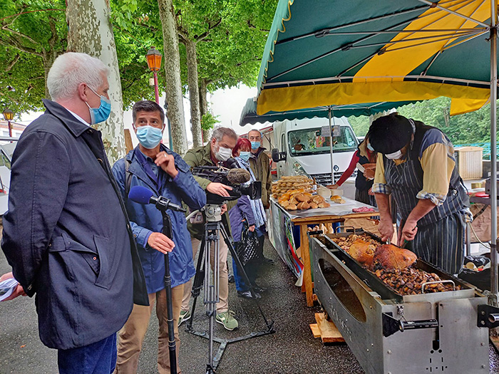 L'équipe de TF1 en plein reportage sur le marché de Saint-Girons